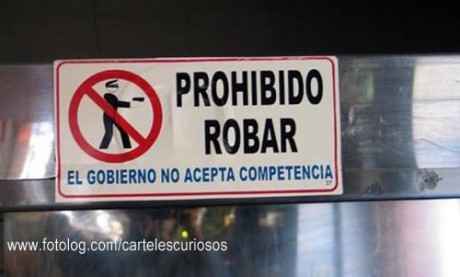 Hola conoceis esta frase??

"Mi vecino es anti-armas. En su casa NO HAY ARMAS. Yo, en estricto cumplimiento 50
