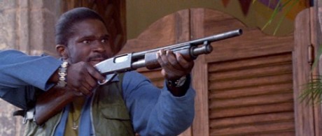 Compañeros,

En vista de las ganas de algunos (Elcafe, Wilcow, Vrakk, etc) por adivinar armas de películas 70