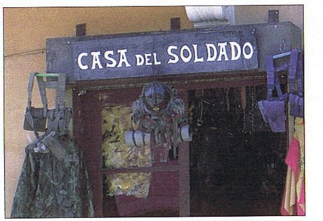 Hola conoceis esta frase??

"Mi vecino es anti-armas. En su casa NO HAY ARMAS. Yo, en estricto cumplimiento 80