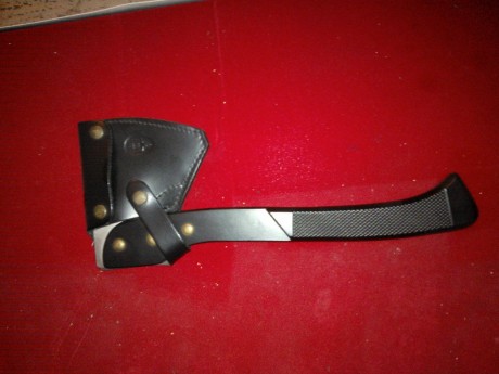 Se vende coleccion de cuchillos, miniaturas y navajas 1 machete de muela, 1 hacha deportiva de muela, 31