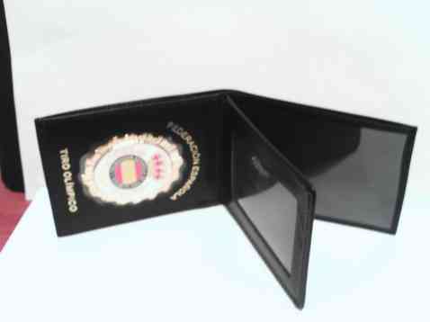 Hola compañeros :
Hace un par de días he visto que se venden las placas con el escudo de la federación 61