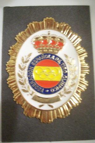 Hola compañeros :
Hace un par de días he visto que se venden las placas con el escudo de la federación 81