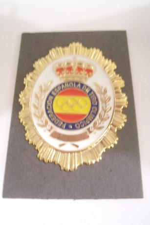 Hola compañeros :
Hace un par de días he visto que se venden las placas con el escudo de la federación 80