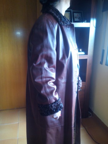 Vendo abrigo de mujer, talla 46, color antílope, de piel,con cuello i bocamanga de astracán
Nuevo, de 01