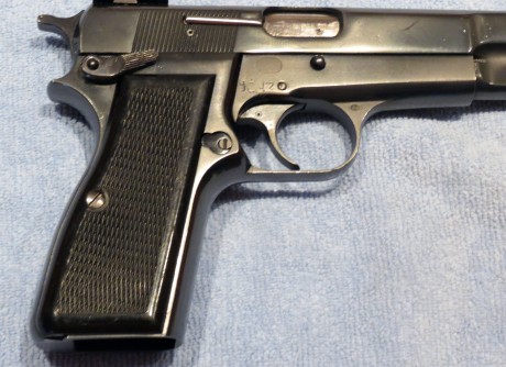 Muy buenas, a ver si algún alma caritativa puede decirme que marca y modelo es esta pistola,en la guía 02
