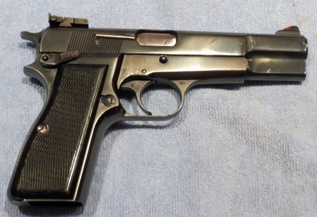 Muy buenas, a ver si algún alma caritativa puede decirme que marca y modelo es esta pistola,en la guía 01