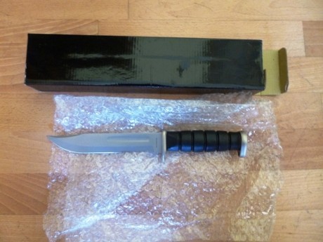 K-BAR nuevo . En su caja. Funda de y empuñadura de cuero.

70 euros envio mediante agencia a portes debidos.

K-BAR 01