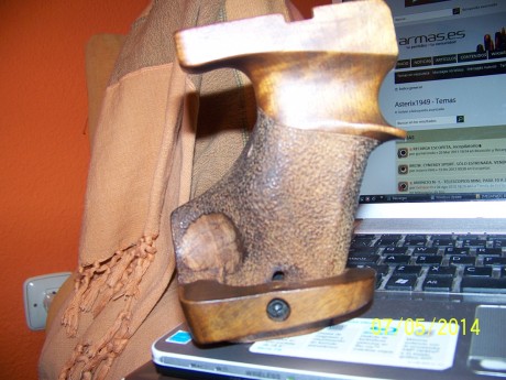 Vendo cacha Hammerli 280, talla M o L, no lo sé, pero es grande, muy poco retocada, 60 euros puesta en 01