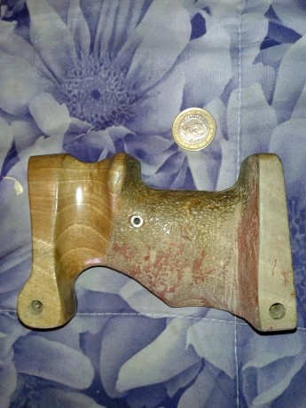 VENDO cacha para revolver

adaptable a varios modelos, yo la tenia en un colt cobra, pero se puede poner 11