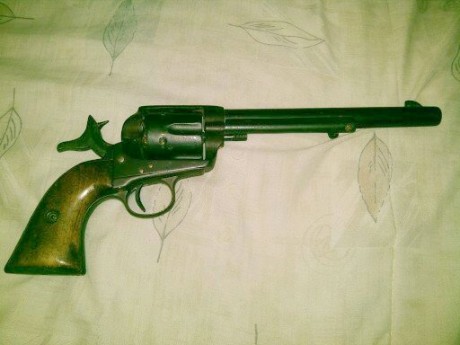 Por lo que sé los revólveres "Colt Single Action Army" presentaban la siguinte leyenda:
" 02