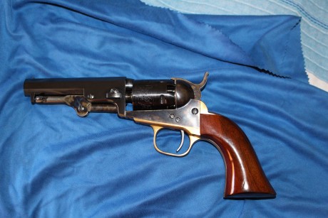 Tengo un precioso Pocket de 1849 con el que paso muy buenos ratos, pero desde la última jornada de tiro 00