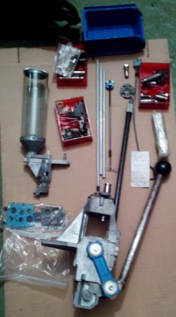 Se vende prensa progresiva Dillon Square Deal B con dies y shell plates para 9mm parabellum, 38/357 y 00