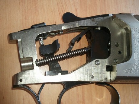 Hola, tengo una escopeta superpuesta Lamber, a la que de vez encuando el segundo tiro no lo dispara y 61