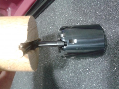 Saludos. 

Pues estoy intentando aflojar las chimeneas de un Uberti Remington 1858 con su llave, y a pesar 70