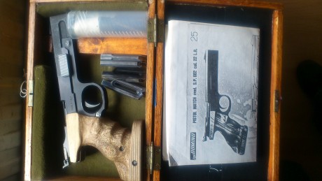 Pistola fas domino mod. 602 calibre 22 en muy buen estado, con caja transporte, cuatro cargadores herramientas 02