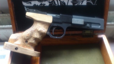 Pistola fas domino mod. 602 calibre 22 en muy buen estado, con caja transporte, cuatro cargadores herramientas 01
