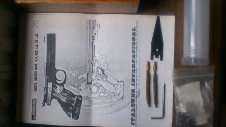 Pistola fas domino mod. 602 calibre 22 en muy buen estado, con caja transporte, cuatro cargadores herramientas 00