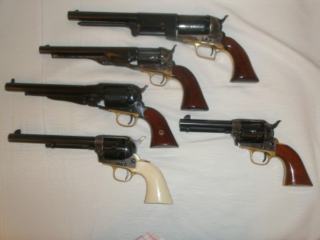 Hola a todos:
Como dije hace algún tiempo sigo vendiendo la colección de réplicas de Uberti.
Están todos 02