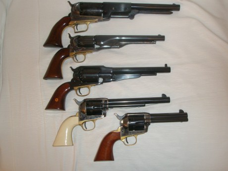Hola a todos:
Como dije hace algún tiempo sigo vendiendo la colección de réplicas de Uberti.
Están todos 01