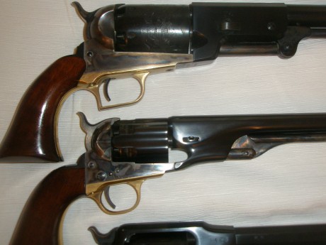 Hola a todos:
Como dije hace algún tiempo sigo vendiendo la colección de réplicas de Uberti.
Están todos 00