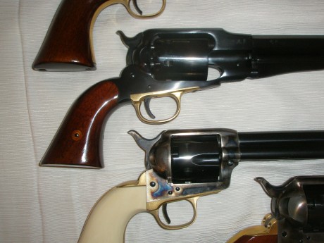 Hola a todos:
Como dije hace algún tiempo sigo vendiendo la colección de réplicas de Uberti.
Están todos 11