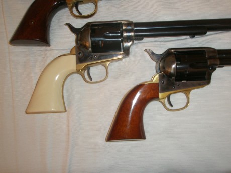 Hola a todos:
Como dije hace algún tiempo sigo vendiendo la colección de réplicas de Uberti.
Están todos 10