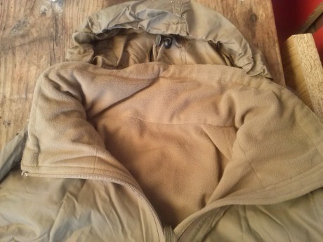 Vendo esta chaqueta termica  nueva, nunca la he usado ,de nueva  dotacion en el  ejercito ingles.
Dispone 01