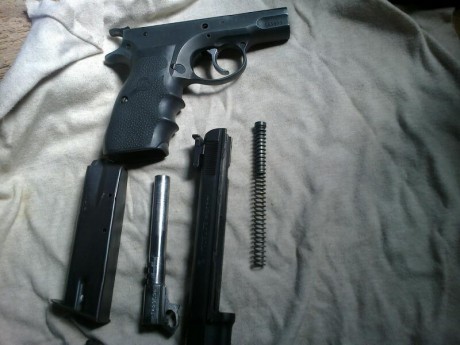 Hola,pongo a la venta esta pistola de la época comunista (1986),pocos tiros para los años que tiene,y 30