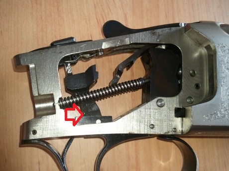 Hola, tengo una escopeta superpuesta Lamber, a la que de vez encuando el segundo tiro no lo dispara y 70