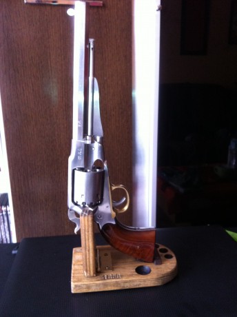  IMG_20240510_181113.jpg bancos de carga para remington y colt     30 euros y 15 euros el empistonador 140