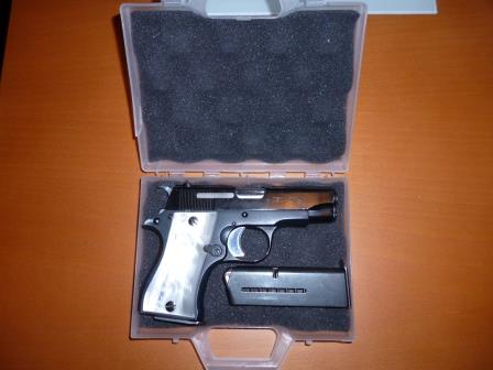Se vende STAR DK 9 m.m. corto. Restaurada con cachas de nacar y cromo negro.
Precio 100 euros. Se encuentra 02