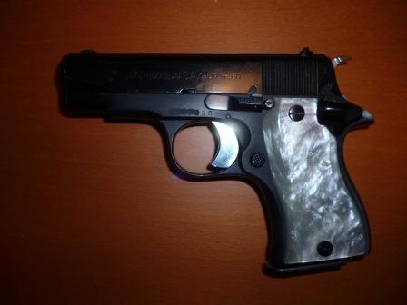 Se vende STAR DK 9 m.m. corto. Restaurada con cachas de nacar y cromo negro.
Precio 100 euros. Se encuentra 00