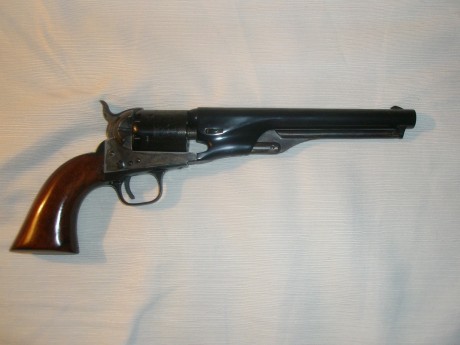 Hola a todos:
Como dije hace algún tiempo sigo vendiendo la colección de réplicas de Uberti.
Están todos 42