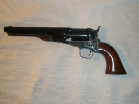 Hola a todos:
Como dije hace algún tiempo sigo vendiendo la colección de réplicas de Uberti.
Están todos 41