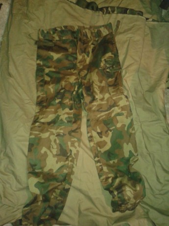 Se vende el siguiente vestuario del ejercito español en dos lotes, uno del ejercito de tierra y otro de 02