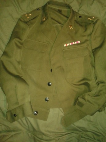 Se vende el siguiente vestuario del ejercito español en dos lotes, uno del ejercito de tierra y otro de 00