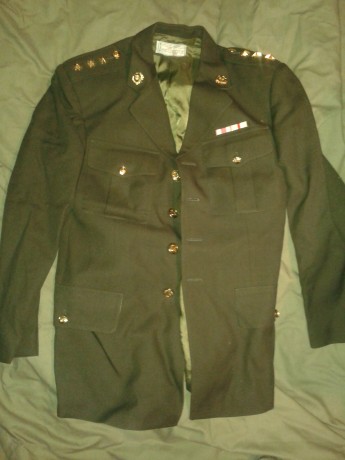 Se vende el siguiente vestuario del ejercito español en dos lotes, uno del ejercito de tierra y otro de 12