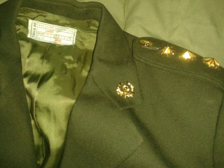 Se vende el siguiente vestuario del ejercito español en dos lotes, uno del ejercito de tierra y otro de 10