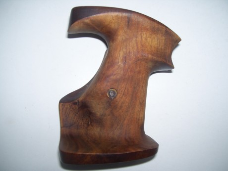 vendo cachas para revolver Smith & Wesson 686 anatomicas 

son para mano mediana -grande 

65 euros 01