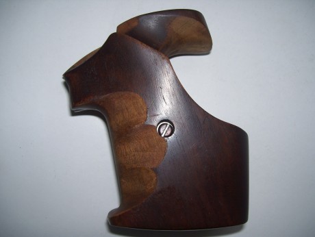 vendo cachas para revolver Smith & Wesson 686 anatomicas 

son para mano mediana -grande 

65 euros 00