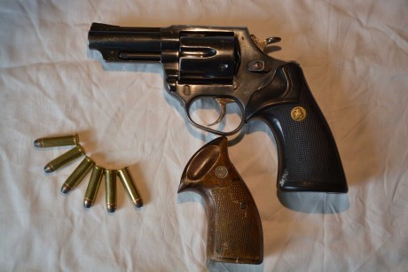 Vendo revólver Astra Police del calibre .38 SPL. Lleva las cachas originales en madera y unas de goma 02