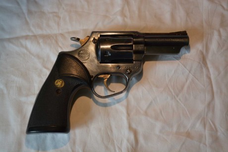 Vendo revólver Astra Police del calibre .38 SPL. Lleva las cachas originales en madera y unas de goma 01