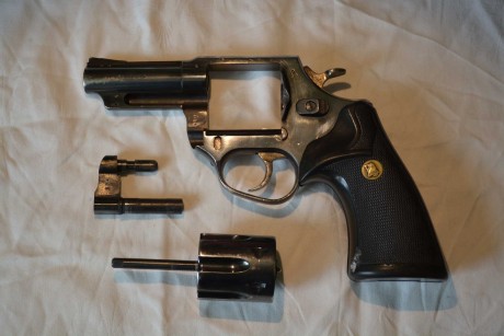 Vendo revólver Astra Police del calibre .38 SPL. Lleva las cachas originales en madera y unas de goma 00