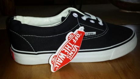 Hola a todos
Vendo playeros vans  pedidos a china pero me equivoque de número
Están sin estrenar
25€ envío 00