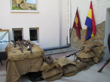  Buen corto !! pero hay una gran pega!! esos uniformes ni siquiera son españoles y esas escopetas de caza 161