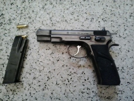 Hola, en la subasta de la GC me han adjudicado estas dos armas y solo puedo coger una con la F. ¿Cual 151