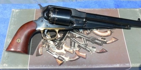   VEDO LOTE DE REVOLVER Y PISTOLA: REVOLVER REMINGTON 1858 en Cal. 44 + PISTOLA DIKAR/JUKAR en Cal. 45 40