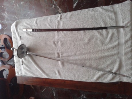  20140518_202012.jpg Es una espada tipo ropera, con sello de la Fábrica de Armas de Toledo. Me despista 01
