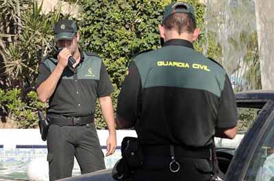 Un individuo va conduciendo y se salta una señal de "stop" descaradamente, pero es observado 00