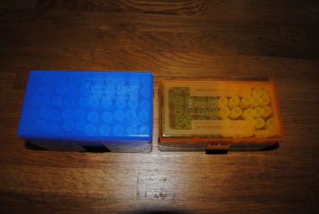 Vendo cajas con tubos monodosis para con 50 tubos de plastico con tapones en dos colores y capacidad de 01